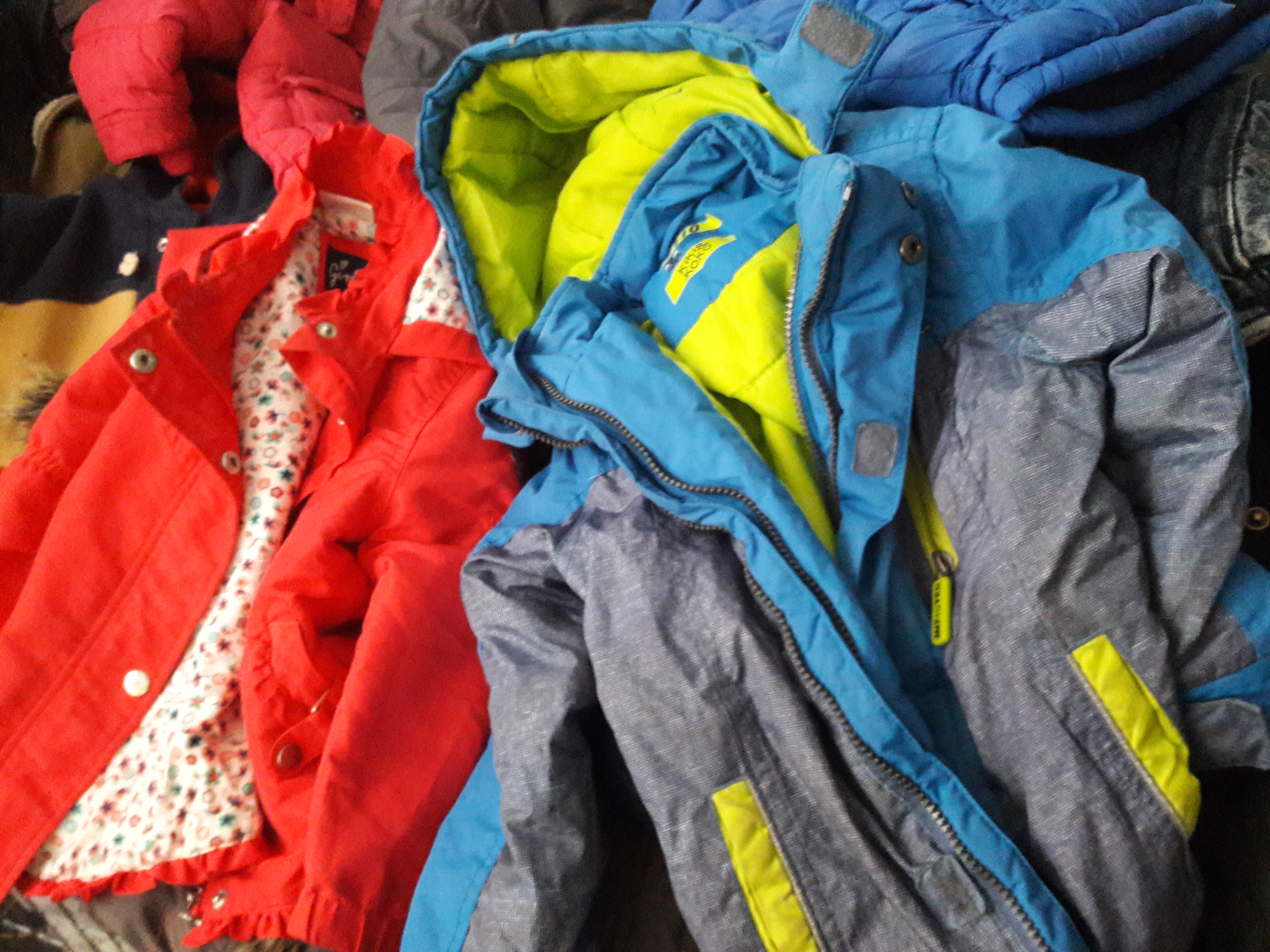Akce - Dětské bundy,vesty,kabáty 29 kč/kg mix B 10kg 